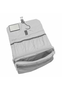 Borsa organizer da viaggio grigia con numerosi scomparti, tra cui tasche elastiche, una tasca con zip, un gancio e uno specchietto piccolo attaccato.