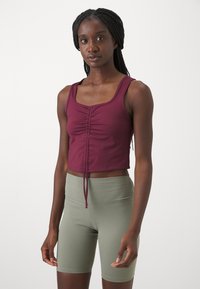 Casall CREASE SLEEVELESS CROP - Top - evening red