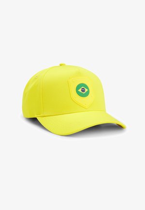 Gul baseballkasket med et skjoldmærke med det brasilianske flag på fronten, buet skygge og knap på toppen.