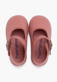 Zapatos tipo Mary Jane de lienzo rosa con puntera redonda, lados recortados y una pequeña correa ajustable con hebilla en tono plateado. Logo impreso en el interior.