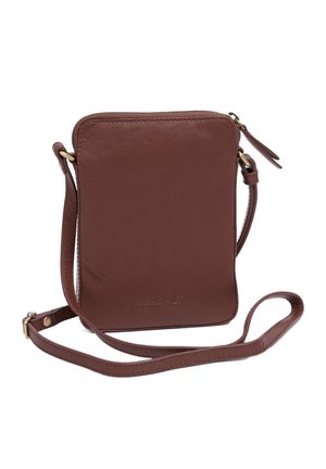 Petit sac bandoulière rectangulaire en cuir marron avec sangle réglable et fermeture éclair supérieure sur fond blanc.