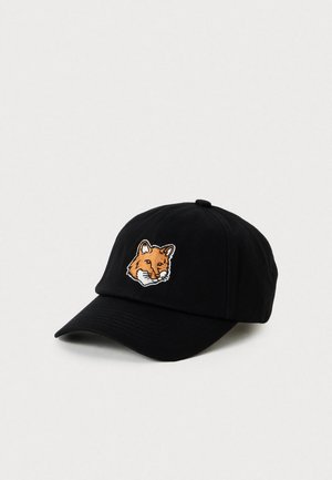 Gorra de béisbol negra con una cabeza de zorro naranja bordada en la parte frontal, mostrada sobre un fondo claro y liso.