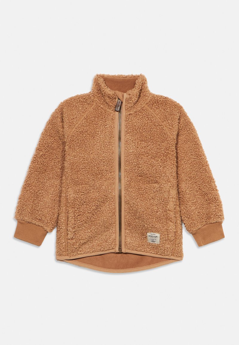 Καφέ φλις ζακέτα με φερμουάρ, υψηλός γιακάς, υφή εξωτερικής επιφάνειας, μακριά μανίκια ράγκλαν και διακριτικό λογότυπο στο κάτω δεξί μέρος.