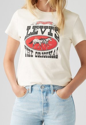 Cremefarbenes T-Shirt mit kurzen Ärmeln, auf dem ein Grafikdruck von Pferden sowie der Text "Levi's The Original" in Schwarz und Rot zu sehen sind. Aus Baumwollmaterial.