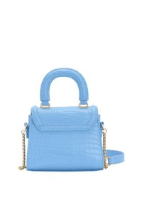 Blå krokodilpräglad handväska med strukturerad form, kort handtag, avtagbar axelrem och guldkedjeaccent.