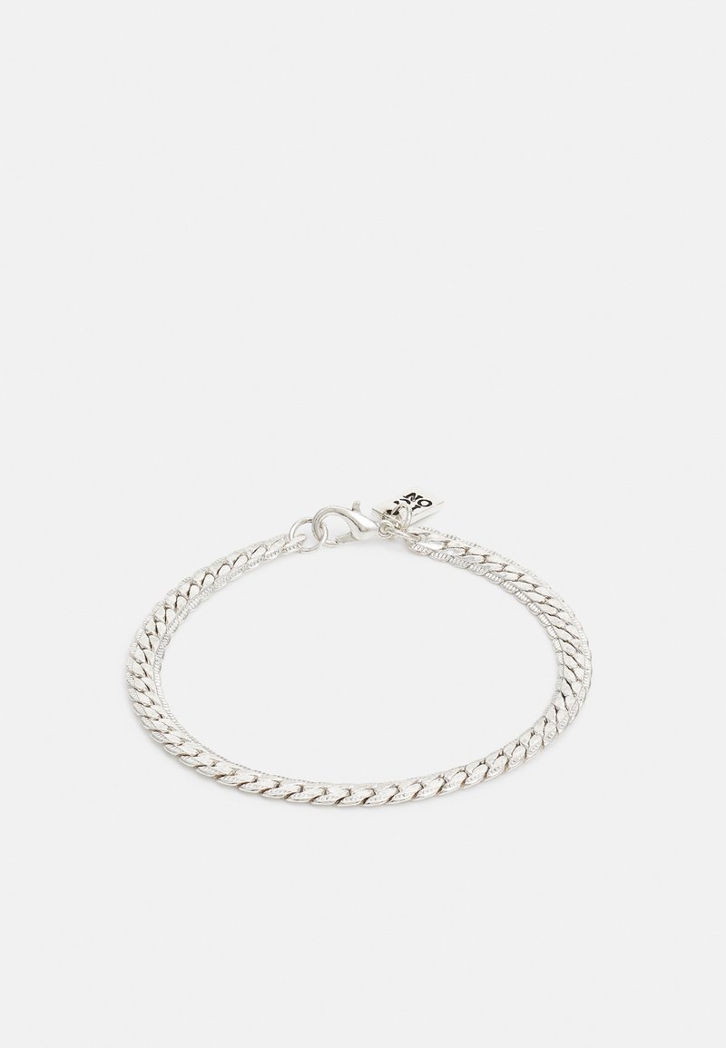 Sølvkjedearmbånd med tvinnede lenker, som har en sikker hummerlås. Glatt tekstur med en polert finish.