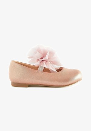 Ballerines rose blush avec une finition scintillante, dotées d'une fleur en tulle sur le côté et d'une semelle plate en caoutchouc.