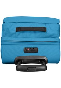 Valigia da viaggio blu con manico e zip neri. Presenta una serratura di sicurezza con quadranti. Realizzata in tessuto resistente con una texture liscia.