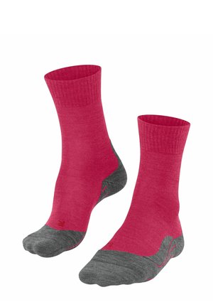 Chaussettes roses avec un haut côtelé, talon et orteil gris contrastants. Texture lisse avec un léger brillant, avec des détails de logo sur le côté.