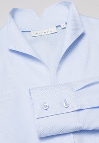 Eterna KELCHKRAGENBLUSE - REGULAR FIT - Button-down blouse - hellblau