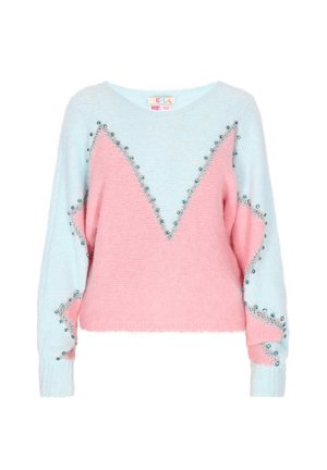 Weicher, flauschiger Pullover in Pastellblau und Rosa, mit einem Zickzackdesign und dekorativen Perlen entlang der Nähte. V-Ausschnitt und lange Ärmel.