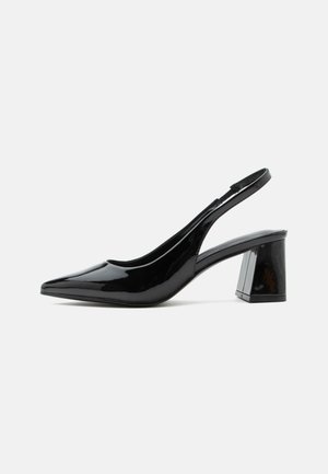 Chaussure slingback en cuir verni noir avec bout pointu et talon bloc épais de hauteur moyenne sur fond blanc.
