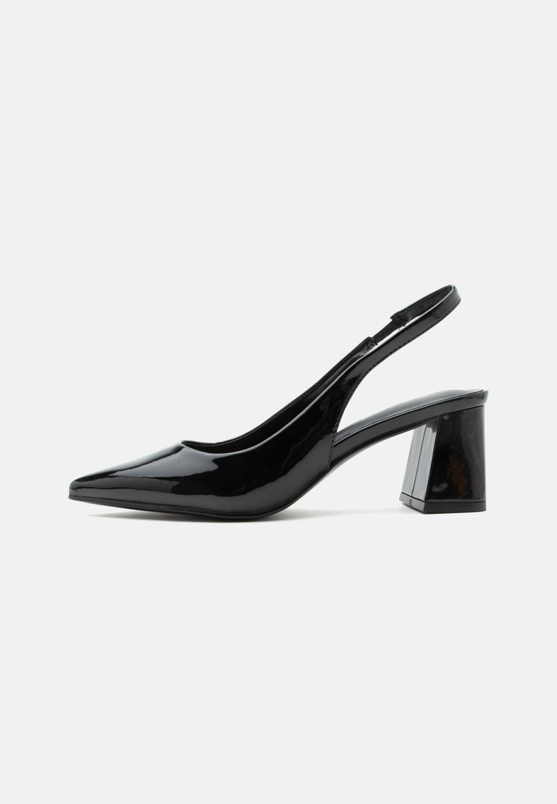 Μαύρο γυναικείο παπούτσι slingback από δέρμα λουστρίνι με μυτερή μύτη και χοντρό μεσαίου ύψους τακούνι με σχήμα μπλοκ σε λευκό φόντο.