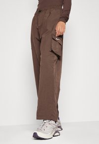 Nike Sportswear ESSNTL - Παντελόνι cargo - baroque brown/sail