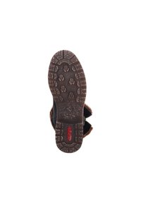 Suela de bota de goma marrón con patrón de agarre texturizado y logotipo rojo. Diseñada con surcos profundos para tracción y soporte. Forma plana y ancha.