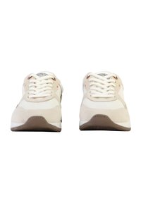 Beige og hvide sneakers med ruskind og mesh-materialer. Klassisk snørebånd design, rund tå og gummiydersål med minimale accenter.
