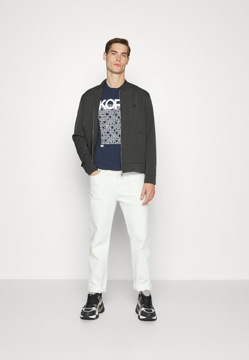 Herren T-Shirts basic | Michael Kors NEWSPRINT TEE T-Shirt print dark blue/dunkelblau - BI56102 Herren T-Shirts basic | Michael Kors NEWSPRINT TEE T-Shirt print dark blue/dunkelblau - BI56102