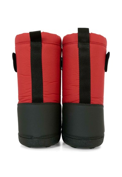 Czerwone ocieplane buty z gładką czarną gumową podeszwą, z czarnymi tekstylnymi paskami i tylnymi uchwytami do łatwego zakładania.