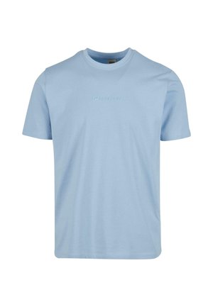 Lichtblauw katoenen T-shirt met een ronde hals, korte mouwen en reliëftekst op de borst. Gladde textuur, casual fit.