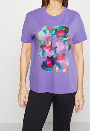 Kortærmet lilla T-shirt med multicolor abstrakt blomsterprint; lavet af blødt bomuldsstof med afslappet pasform og rund halsudskæring.