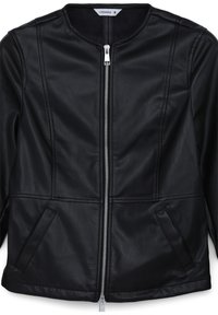 Giacca in faux leather nera con scollatura tonda, chiusura frontale con zip, due tasche laterali e dettagli di cucitura verticali.