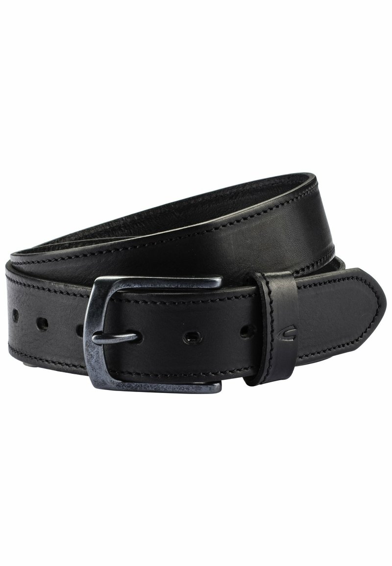 Zwarte leren riem met een gladde textuur, voorzien van een zilverkleurige metalen gesp en meerdere gaatjes voor maatverstelling.