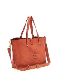 Borsa a tracolla in pelle arancione con doppi manici, tracolla removibile, dettagli in metallo dorato e borchie sulla parte anteriore.