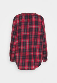 Chemise à carreaux rouges et bleu marine avec manches longues, coupe décontractée et fermeture à boutons dans le dos. Le tissu présente un motif à carreaux et une texture lisse.