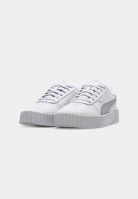 Białe sneakersy z teksturowaną, gumową podeszwą, okrągłym czubkiem, przeszyciami oraz szarymi akcentami. Model z sznurowanym zapięciem i perforowanymi bokami dla lepszej wentylacji.