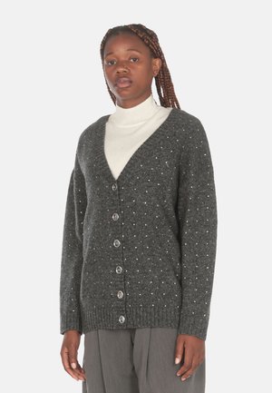 Cardigan a maglia grigio antracite con scollo a V, maniche lunghe e sette bottoni. Tessuto con piccole accenti bianche distribuite su tutta la superficie.