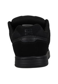Sneaker negru cu un upper texturat, guler căptușit și un contrafort neted pe călcâi cu un logo. Talpa din cauciuc completează designul.