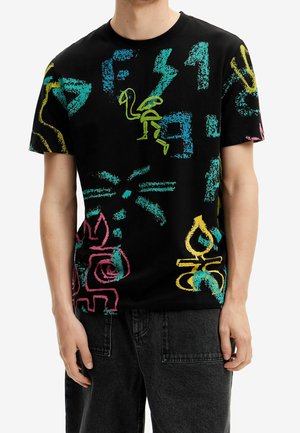 Camiseta de algodón negra con patrones abstractos de estilo graffiti en colores verde, rosa y azul. Manga corta, diseño de cuello redondo.
