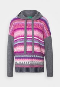 Huvtröja med flerfärgade horisontella ränder i rosa, lila och grått. Gråa ärmar och ribbad nederkant för texturkontrast.