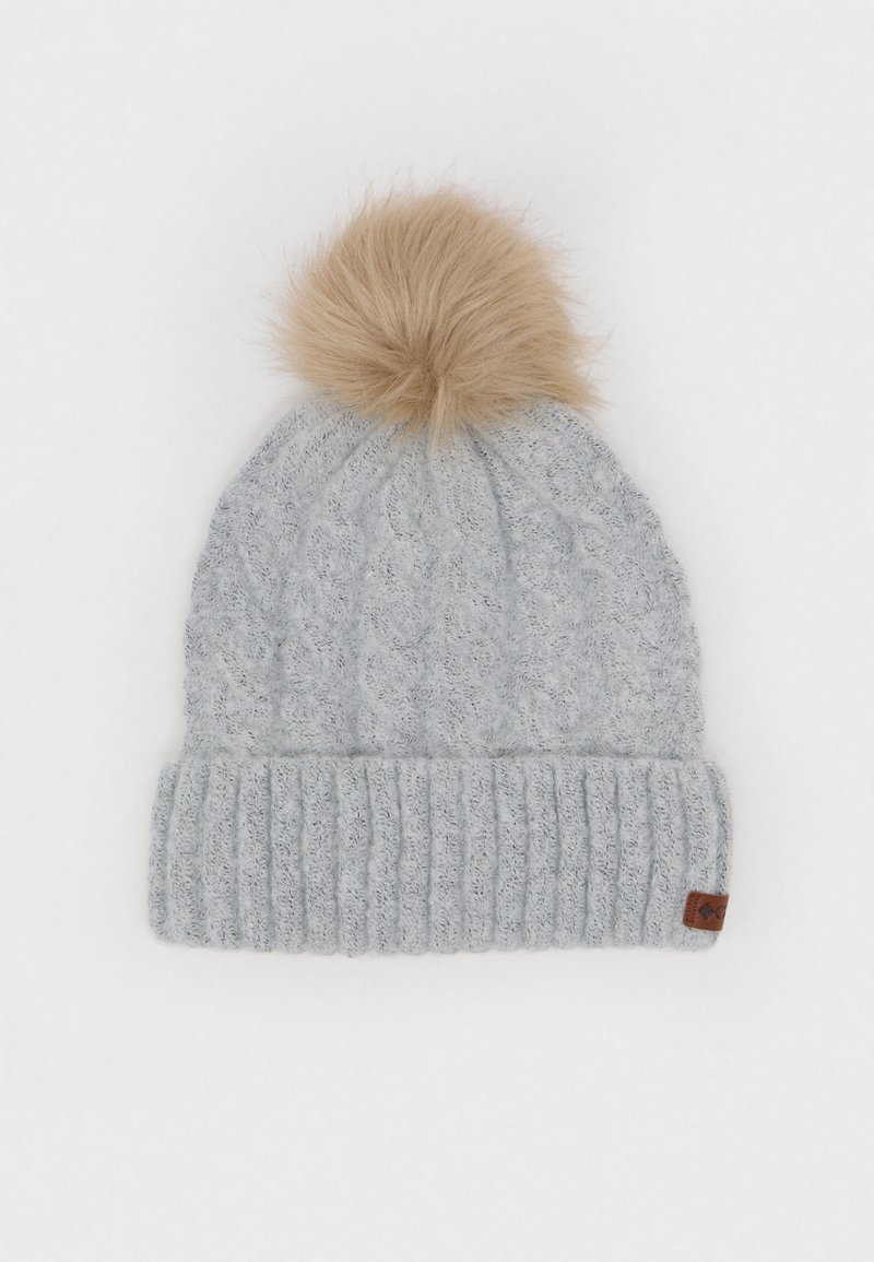 Pelēks adīts beanie ar ribotu malu un izcelšanas kabeli. Augšpusē ir mākslīgā kažoka pom-pom un mazs ādas birka sānos.