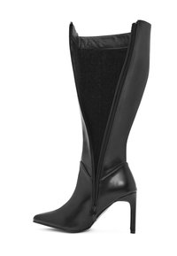 Czarny kozak do kolan z gładkiej skóry, z ostrym noskiem i wysokim obcasem typu stiletto. Posiada długi zamek błyskawiczny i miękką podszewkę wewnętrzną.