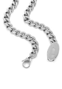 Sølv metal kæde halskæde med store led, glat tekstur, med en krabbe lås og et ovalt skilt med et logo.