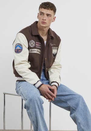 Karl Kani CHEST SIGNATURE BLOCK COLLEGE - Light jacket - brown offwhite