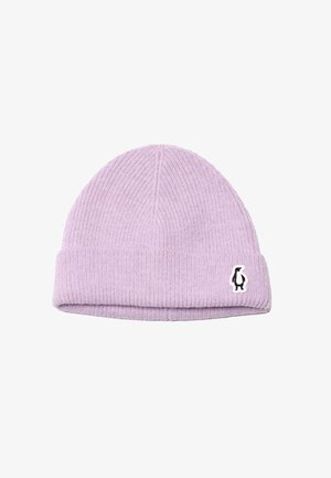 Lila gebreide beanie met ribbelstructuur, omgeslagen boord en een klein zwart-wit pinguïnlogo op de voorkant.