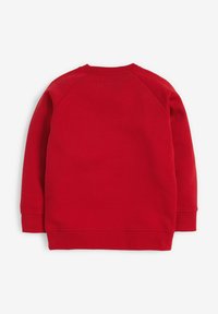 Rød sweatshirt med rund hals og raglanærmer. Blød tekstur og ribbet kant ved bunden og ærmerne. Glat stof uden synlige mønstre eller accenter.