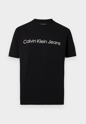 Schwarzes T-Shirt mit kurzen Ärmeln und Rundhalsausschnitt, mit weißem Schriftzug "Calvin Klein Jeans" zentriert auf der Brust.