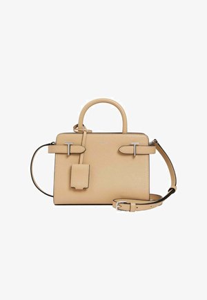 Sac à main en cuir beige avec deux poignées supérieures, bandoulière réglable, quincaillerie argentée et une petite étiquette d'identification attachée. Texture lisse.