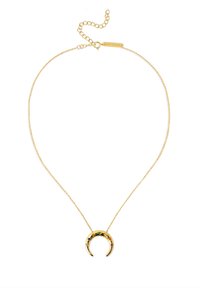 Collar de cadena de oro con un colgante en forma de media luna adornado con piedras preciosas de colores: rojo, azul, verde y amarillo. Diseño simple y elegante.