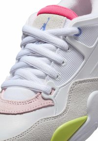 Vita sneakers med nät- och mockadelar i rosa och grått, med vita snören, en rosa krage och gula accentdetaljer.