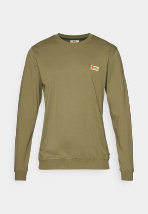 Olivgrön långärmad sweatshirt i mjuk bomull med en liten logotyp på bröstet samt ribbade ärmslut och nederkant.