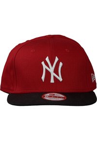 Gorra snapback roja con visera negra, que presenta un logotipo bordado en blanco de "NY". Fabricada en tela con una superficie texturizada y ajuste ajustable.