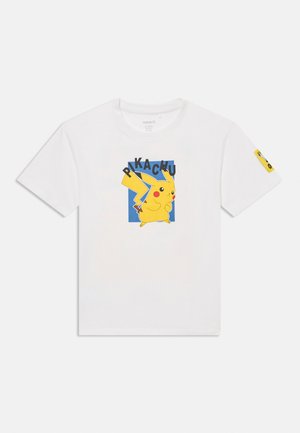 Camiseta blanca de manga corta con un gráfico frontal de Pikachu amarillo con mejillas rojas y orejas con puntas negras dentro de un cuadrado azul.