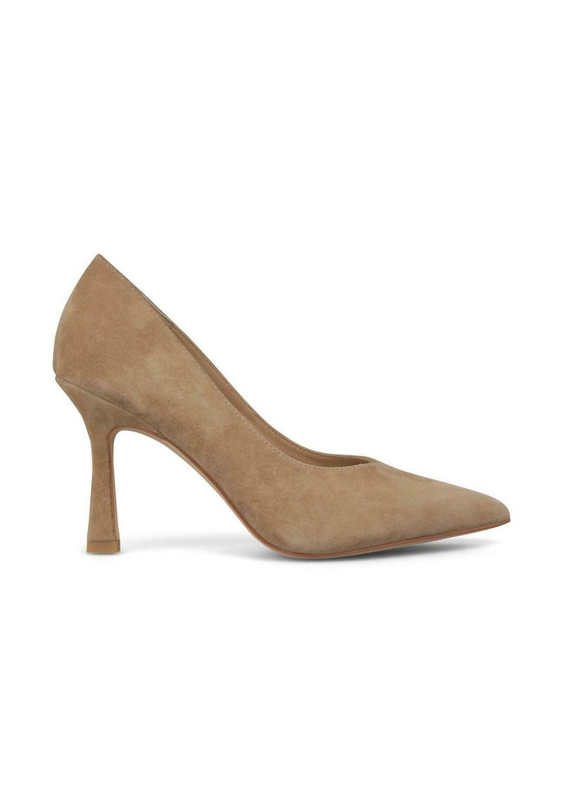 Décolleté beige in suede con punta affusolata, texture liscia e tacco sottile, caratterizzato da un design minimalista senza decorazioni.