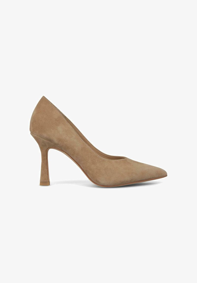 Beige Wildleder-Pumps mit hohen Absätzen und spitzem Zeh, glatter Textur und schlankem Absatz, die ein minimalistisches Design ohne Verzierungen aufweisen.