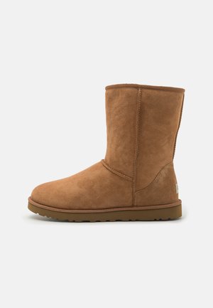 UGG CLASSIC SHORT - Bottes - chestnut