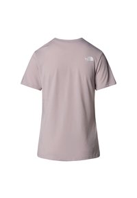 Camiseta de algodón de manga corta en un tono rosa pálido con un pequeño logo blanco en la parte superior de la espalda, con un cuello redondo clásico y un corte relajado.